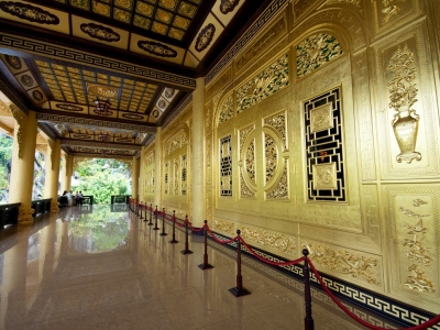 Vietnam-Dai-Nam-temple-interior